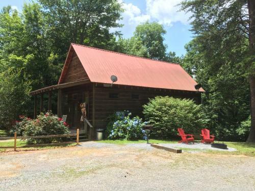 Country Charm Cabin With Firepit