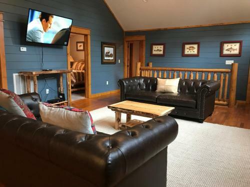 Black Bear Cinema 4819 - Four Bedroom Cabin