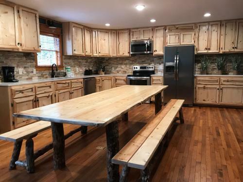 Black Bear Cinema 4819 - Four Bedroom Cabin