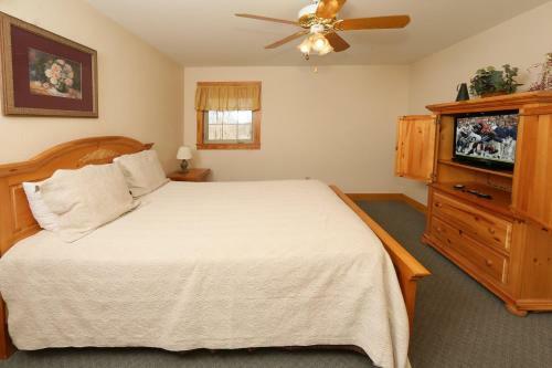 Oak Tree Lodge (#3) - Seventeen Bedroom