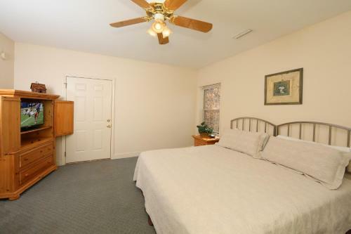 Oak Tree Lodge (#3) - Seventeen Bedroom