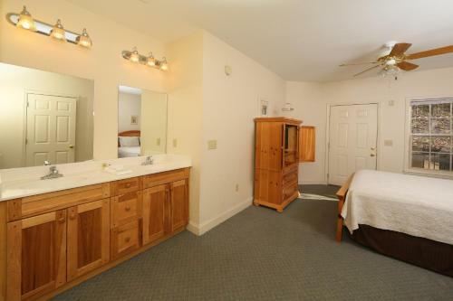 Oak Tree Lodge (#3) - Seventeen Bedroom