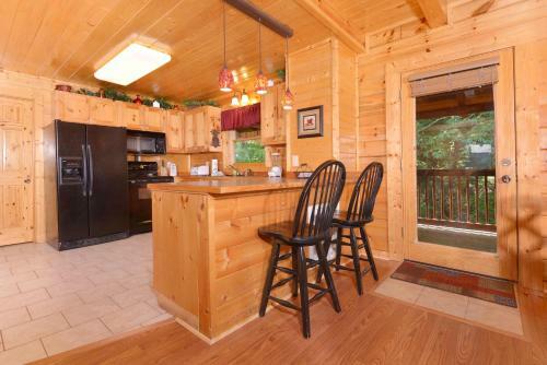 Whispering Creek #302 - Three Bedroom Cabin