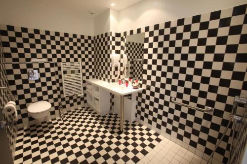 Hotel 202
