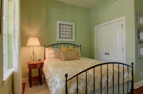 Cinnamon Shore- The Sunflower 163 Be