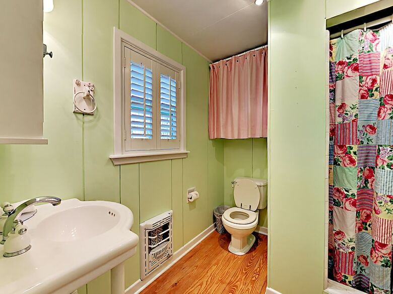 Breezy Cottage - One Bedroom Home