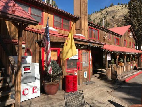 Riverside Lodge & Cabins