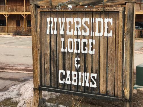 Riverside Lodge & Cabins