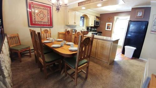 Claim Jumper Townhouse 22