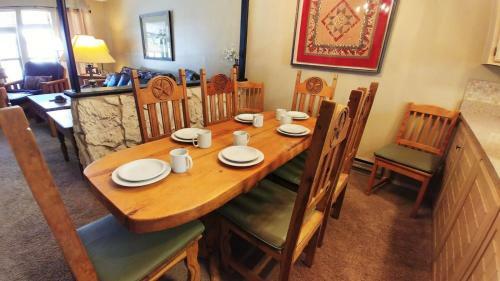 Claim Jumper Townhouse 22