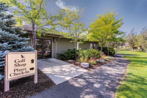 Eagle Crest: Highland Creekside Luxury