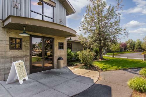 Eagle Crest: Highland Creekside Luxury