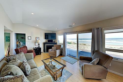 881 N Pacific Street Home