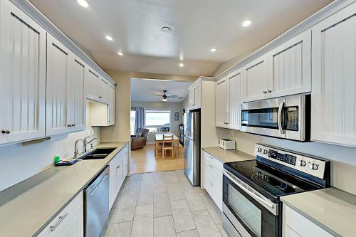 881 N Pacific Street Home