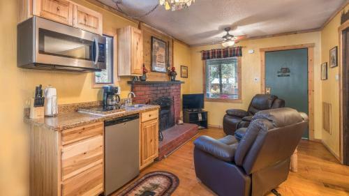 Lodge Whispering Pine Cabins