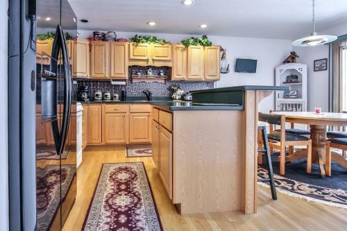 Pickerel Point Executive Home - Hiller Vacation Homes