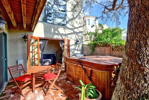 Open And Sunny In San Diego Home