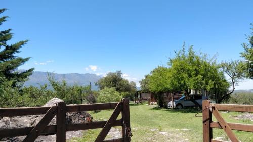 Caba�a De Troncos En La Monta�a