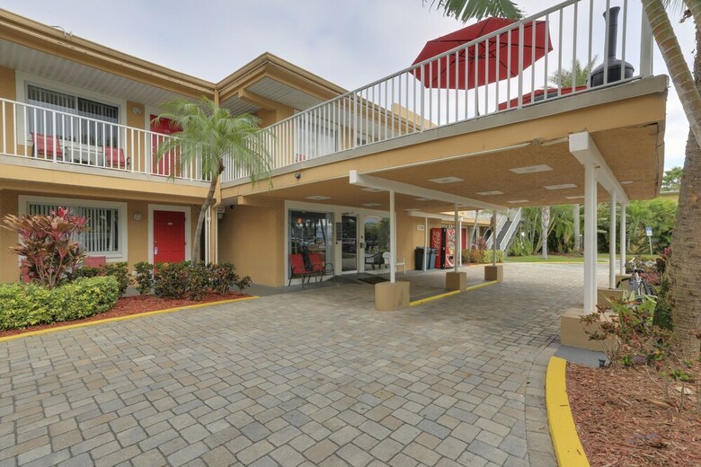 Hotel The Bayside Inn & Marina