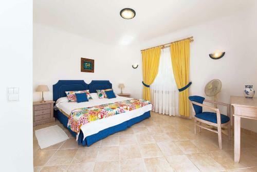 Salema Villa Sleeps 8 Air Con Wifi