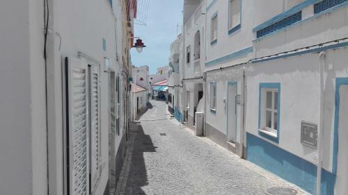 Beachfront Apartment In Praia Da Salema