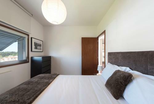 Lovelystay - Casas Brancas - Modern Apartment With Balcony