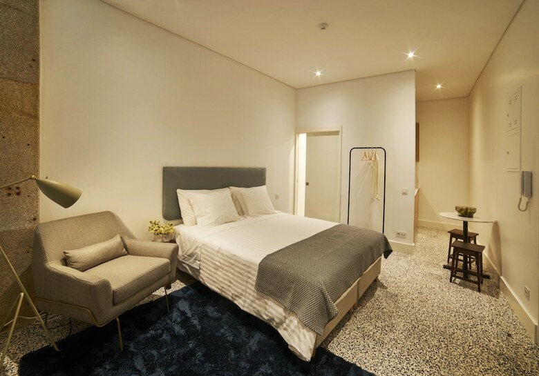 Pause Apartments