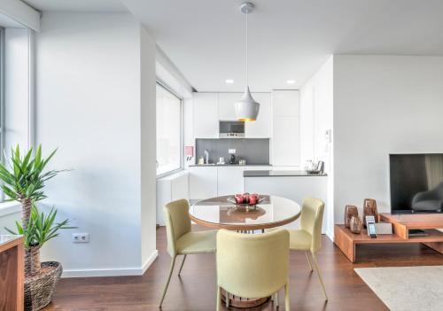Bo - Julio Dinis * Apartments
