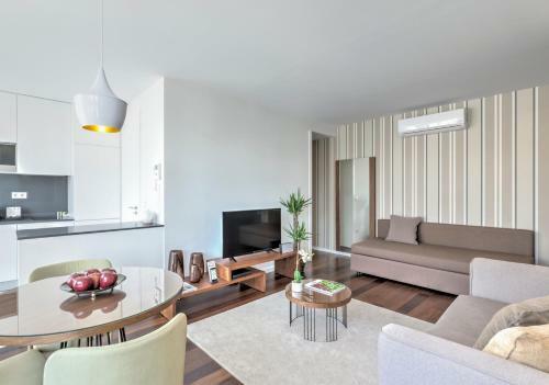 Bo - Julio Dinis * Apartments