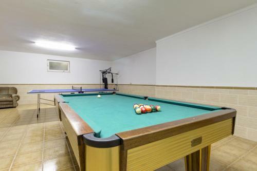 Guia Villa Sleeps 10 Pool Air Con Wifi