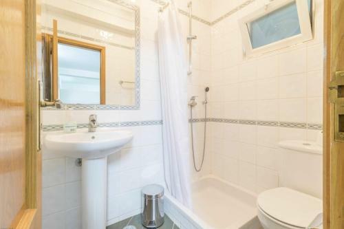 Guia Villa Sleeps 8 Pool Air Con Wifi