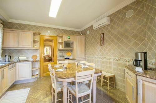 Guia Villa Sleeps 8 Pool Air Con Wifi