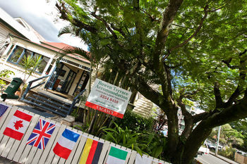 Hotel Bowen Terrace Accommodation - Hostel