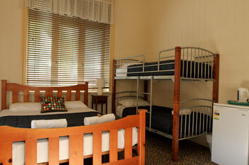 Hotel Bowen Terrace Accommodation - Hostel