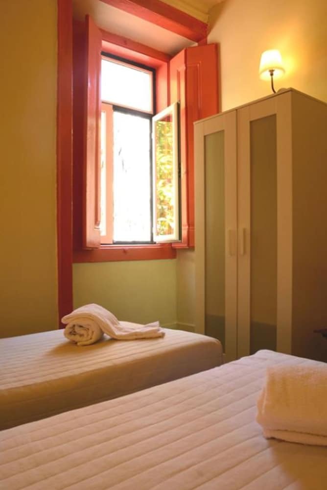 Hostal Lisbon Budget Inn