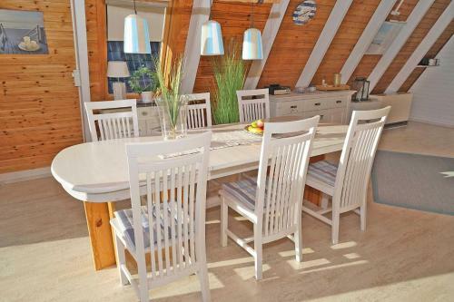 Zeltdachhaus Mit Grosser Terrasse