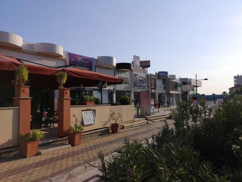 Super 2 Bed Apartment Opposite The Beach