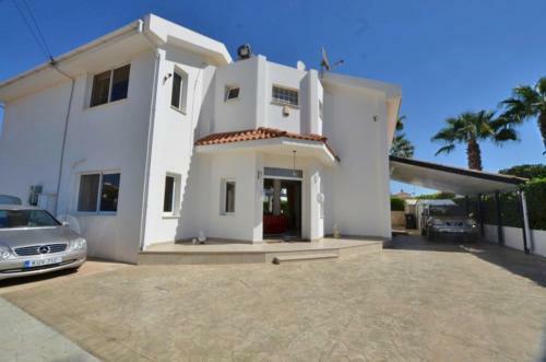 Villa Loubna - 4 Bed Villa Central Protaras
