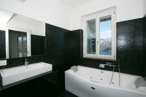 Griante Villa Sleeps 10 Pool