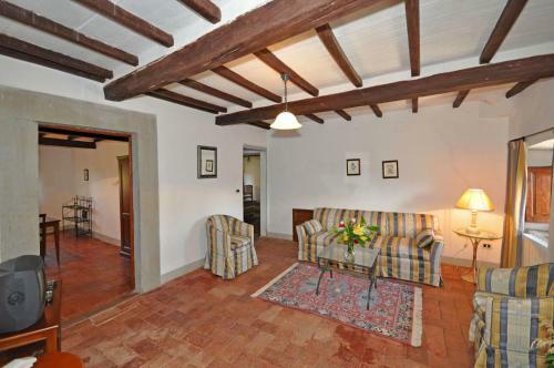 Capolona Apartment Sleeps 2 T241787