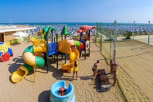 Cattolica Villa Sleeps 10 Air Con Wifi