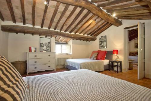 Vorno Villa Sleeps 11 Wifi