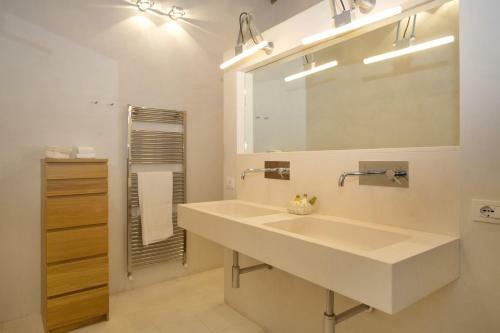 Vorno Villa Sleeps 11 Wifi
