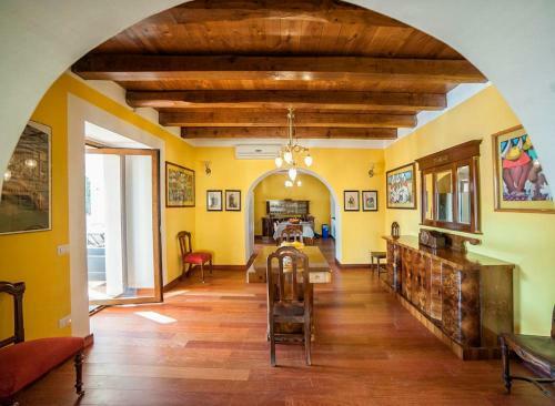 Vibonati Villa Sleeps 14 Wifi