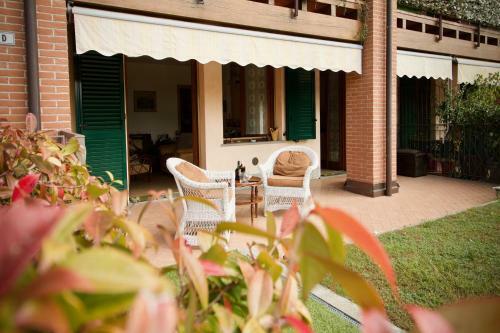 Travedona Monate Apartment Sleeps 4 Pool Air Con