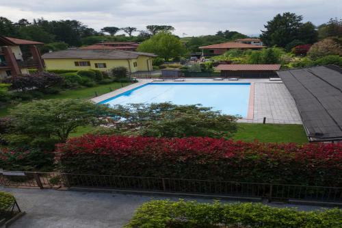 Travedona Monate Apartment Sleeps 4 Pool Air Con