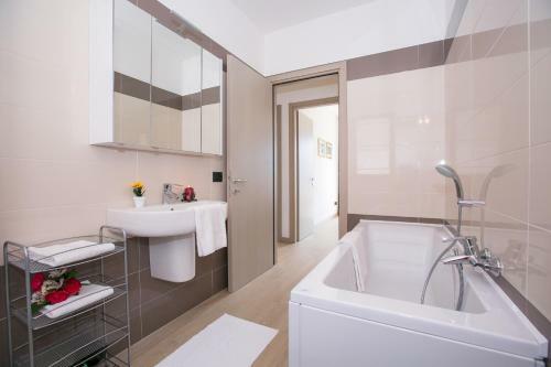 Tremezzo Villa Sleeps 6 Pool Air Con