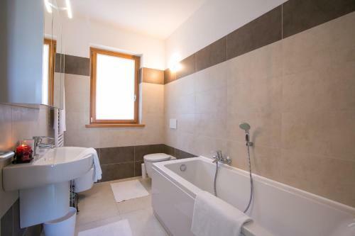 Tremezzo Villa Sleeps 12 Pool Air Con