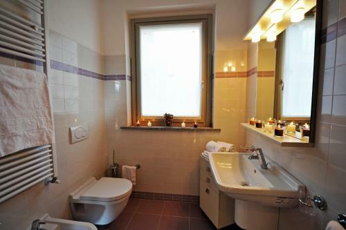 Tremezzo Apartment Sleeps 4 Pool T421283