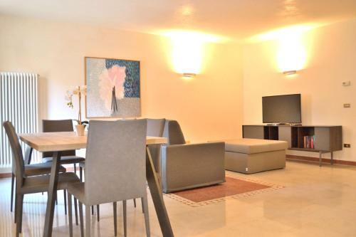 Portico Oscuro Deluxe Apartment